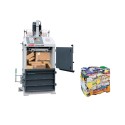 V-Press 504 belownica pionowa - otwarte drzwi z kartonami i gotowa bela obok