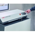 HSM ProfiPack P425 nacinarka do kartonów - dłoń przy panelu sterowania