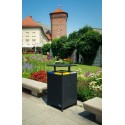 Kosz do segregacji odpadów JOWISZ 4x65L - ustawiony w parku przy ławkach i kwietnikach