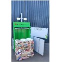 Belownica pionowa Ecobalers VB150 - otwarte drzwi i gotowa bela kartonu