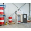 Prasa do beczek HSM FP 3000 - otwarte drzwi w hali magazynowej obok beczek