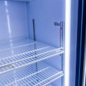 Witryna chłodnicza 610L DIEGO S83 - wnętrze z półkami rusztowymi i listwą LED