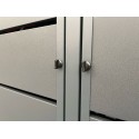 Zabudowa kosza Cuba 2x240 l - zbliżenie na zamknięcie drzwi