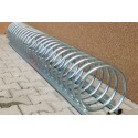 Stojak na rowery VIRO-8 220 cm - spiralny stojak na podłożu z kostki przy ścianie