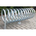 Stojak na rowery spiralny 125 cm - widok z boku na chodniku z kostki