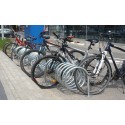 Stojak spiralny na rowery VIRO PION 125 cm - zamontowany na chodniku z zaparkowanymi rowerami