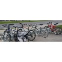 Stojak na rowery PION 125 cm - spiralny stojak z zaparkowanymi rowerami przy ulicy