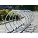 Stojak rowerowy VIRO MAX 150 cm - widok z boku na chodniku z kostki