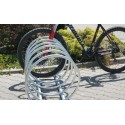 Stojak rowerowy VIRO MAX 150 cm - rower zaparkowany w uchwytach na kostce brukowej