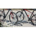 Stojak rowerowy VIRO MAX 150 cm - z dwoma rowerami na kostce brukowej