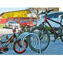 Stojak na rowery VIRO PION - spiralny stojak z dwoma rowerami na parkingu