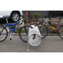 Stojak na rowery PION 200 cm - spiralny stojak z dwoma rowerami na kostce brukowej