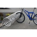 Stojak na rowery spiralny VIRO PION 300 cm - rower zaparkowany w spirali na chodniku