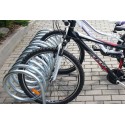 Stojak na rowery spiralny 150 cm - rowery wpięte w stojak na kostce brukowej