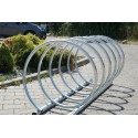 Stojak rowerowy VIRO MAX 250 cm - widok z boku na kostce brukowej