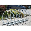 Stojak rowerowy VIRO MAX 250 cm - widok z boku na chodniku z kostki