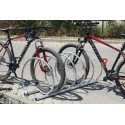 Stojak rowerowy VIRO MAX 250 cm - dwa rowery w uchwytach na kostce brukowej
