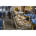 Regał wystawowy składany drewniany 4 półki - z koszami pieczywa w sali restauracyjnej