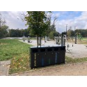 Kosz do segregacji odpadów PLUTON 5x65l - widok z przodu w parku przy siłowni plenerowej