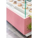 Witryna cukiernicza Dolce Visione Basic 700 - różowa ryflowana obudowa i ciastka na blacie