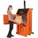 Prasa do makulatury ORWAK COMPACT 3110 - kobieta wkłada kartony do otwartej komory