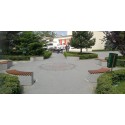Ławka betonowa łukowa Betonita 184 - ławki ustawione w skwerze wokół placu