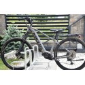Stojak na rowery RAD-2 Premium - rower elektryczny w stojaku na utwardzonym podwórku