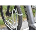 Stojak na rowery RAD-2 Premium - przednie koło roweru w uchwycie stojaka