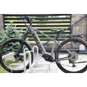 Stojak na rowery RAD-3 Premium - rower elektryczny zaparkowany w stojaku, widok z boku