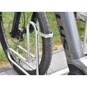 Stojak na rowery RAD-5 Premium - koło roweru w uchwycie stojaka, widok z boku