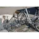 Stojak na rowery RAD-6 z barierką inox - rower w stojaku na kostce brukowej
