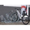 Stojak na rowery CROSS SAVE-6 - rower zaparkowany w stojaku przy ścianie
