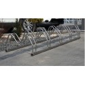 Stojak na rowery SMILE-6 inox - widok z boku na chodniku z kostki