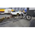 Stojak na rowery SMILE-6 inox - na chodniku z rowerem przy parkingu