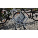 Stojak na rowery CROSS-3 dwustronny - dwa rowery w stojaku na kostce brukowej