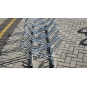 Stojak na rowery CROSS-3 dwustronny - widok z boku na kilka stanowisk na kostce brukowej