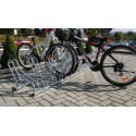 Stojak na rowery CROSS-3 dwustronny - z dwoma rowerami na kostce brukowej