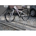 Stojak na rowery SMILE-3 inox - rower w stojaku przed budynkiem