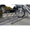 Stojak na rowery SMILE-3 inox - widok z boku z rowerem na chodniku