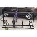 Stojak na rowery CROSS-4 z barierą U - rower zaparkowany w stojaku przy samochodzie