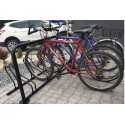 Stojak na rowery CROSS-4 z barierą U - trzy rowery w stojaku na kostce brukowej