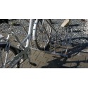 Stojak na rowery CROSS-4 inox - rower w stojaku na kostce brukowej