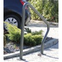Stojak rowerowy U-23 - zamontowany na parkingu obok krawężnika i samochodu