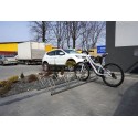 Stojak na rowery SMILE-4 inox - ustawiony na chodniku z rowerem przy parkingu