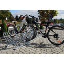 Stojak na rowery CROSS-4 dwustronny - dwa rowery w stojaku na parkingu
