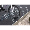 Stojak na rowery SMILE-4 - rower w stojaku na kostce brukowej