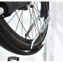 Wieszak na rower Flex-2 - koło roweru oparte w metalowym uchwycie przy ścianie
