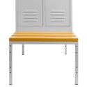 Podstawa z ławeczką WPC 60x80x43 cm - widok z przodu na ławkę i dolne drzwiczki szafki