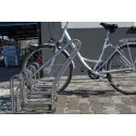 Stojak na rowery RAD-4 inox - rower wpięty w stojak na utwardzonym placu