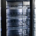 Witryna chłodnicza 3-drzwiowa DIEGO R168 Prestige black - wnętrze z półkami drucianymi i przegrodami
